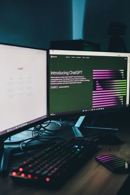 Bureau de travail minimaliste avec un iMac, une lampe et de la papeterie, idéal pour des arrière-plans technologiques.